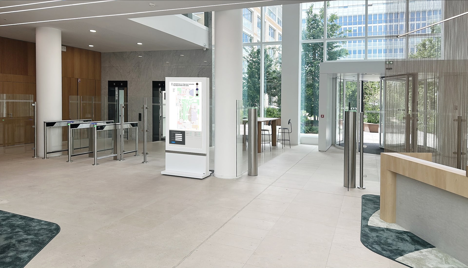 Borne d'affichage dynamique à l'intérieur d'un bâtiment permettant de s'orienter