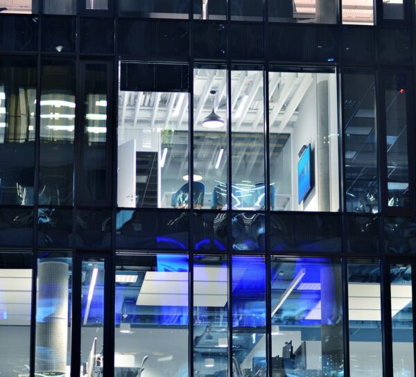 Bureaux vitrés modernes vu de l'extérieur